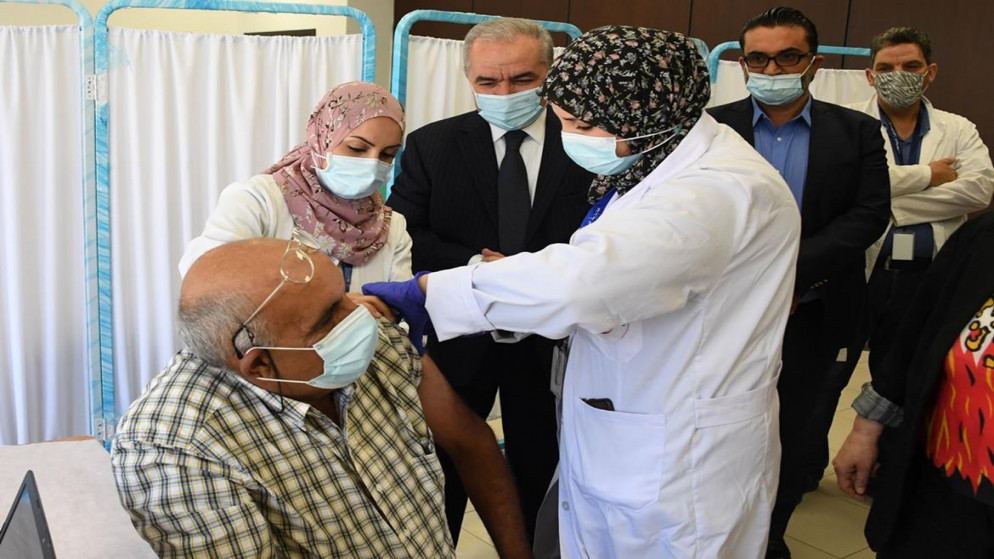 رئيس الوزراء الفلسطيني محمد اشتية، خلال جولة لمركزي التطعيم والفحص الخاصين بكورونا في رام الله. 13/06/2021. (وفا)