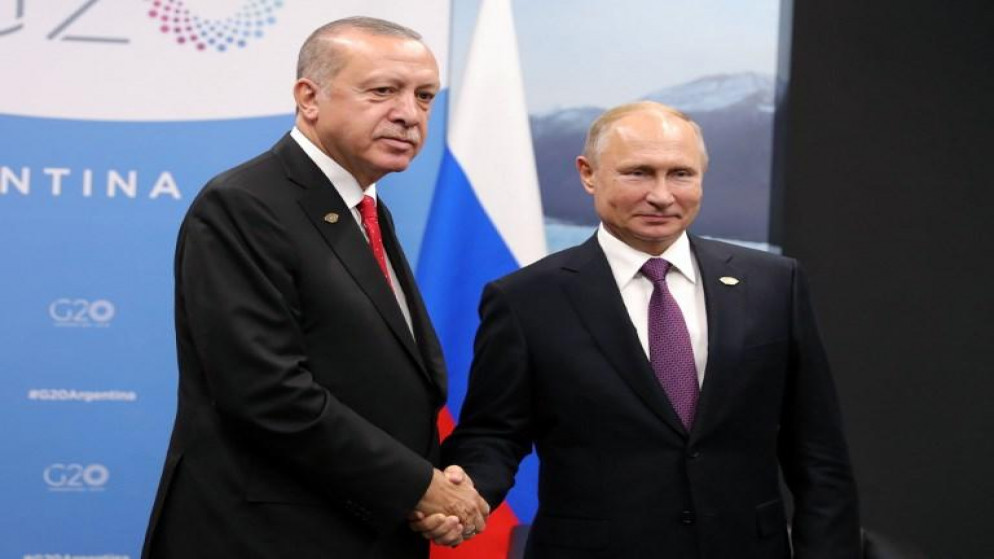 صورة أرشيفية للرئيسين التركي رجب إردوغان (يسار) والرئيس الروسي فلاديمير بوتين. (أ ف ب)