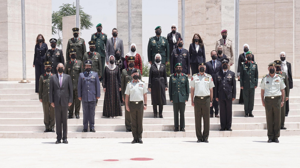 جلالة الملك عبدالله الثاني، القائد الأعلى للقوات المسلحة، يرعى حفل تخريج دورة الدفاع الوطني 18. (الديوان الملكي الهاشمي)