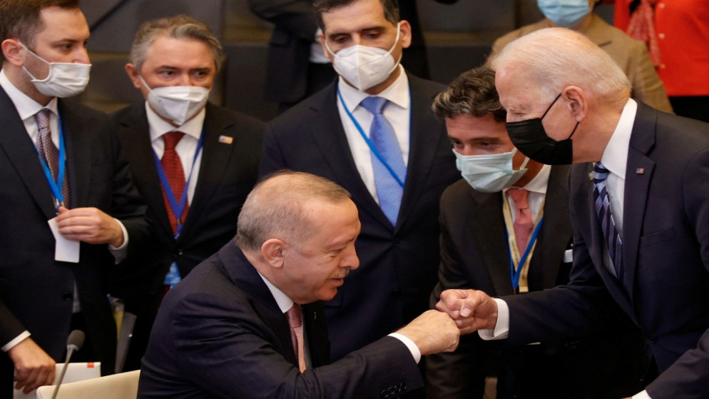الرئيس الأميركي جو بايدن (يمين)، والرئيس التركي رجب طيب أردوغان. (أ ف ب)