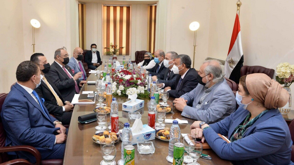 جانب من اجتماع زير الدولة لشؤون الإعلام الناطق الرسمي باسم الحكومة صخر دودين مع رئيس الهيئة الوطنية للإعلام حسين. (رئاسة الوزراء)