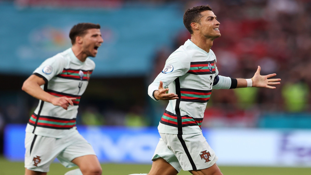 يحتفل البرتغالي كريستيانو رونالدو بتسجيل هدفه الثالث في المباراة بين البرتغال والمجر 15/6/2021 (رويترز)