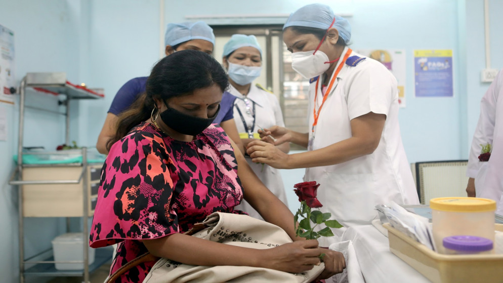 سيدة تتلقى لقاح ضد كورونا في مركز طبي في مومباي، الهند، 16 كانون الثاني/يناير 2021. (رويترز / فرانسيس ماسكارينهاس)