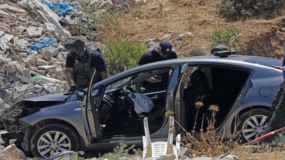 قوات الاحتلال الإسرائيلي تتفقد سيارة الشهيدة الفلسطينية عند مدخل بلدة حزما شمال شرق مدينة القدس المحتلة. (أ ف ب)