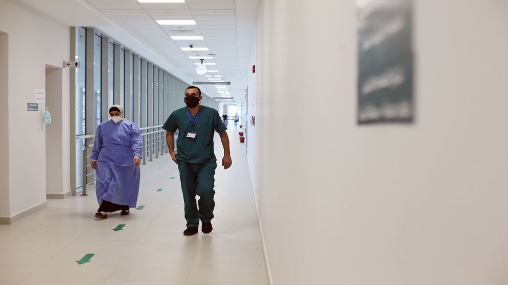 طبيب وممرضة يرتديان كمامات واقية من فيروس كورونا في مستشفى البشير. (صلاح ملكاوي/ المملكة)