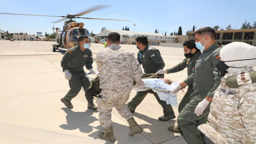 وصول طائرة عسكرية أردنية تنقل طفلة لبنانية إلى الأردن لتلقي العلاج. (التوجية المعنوي)