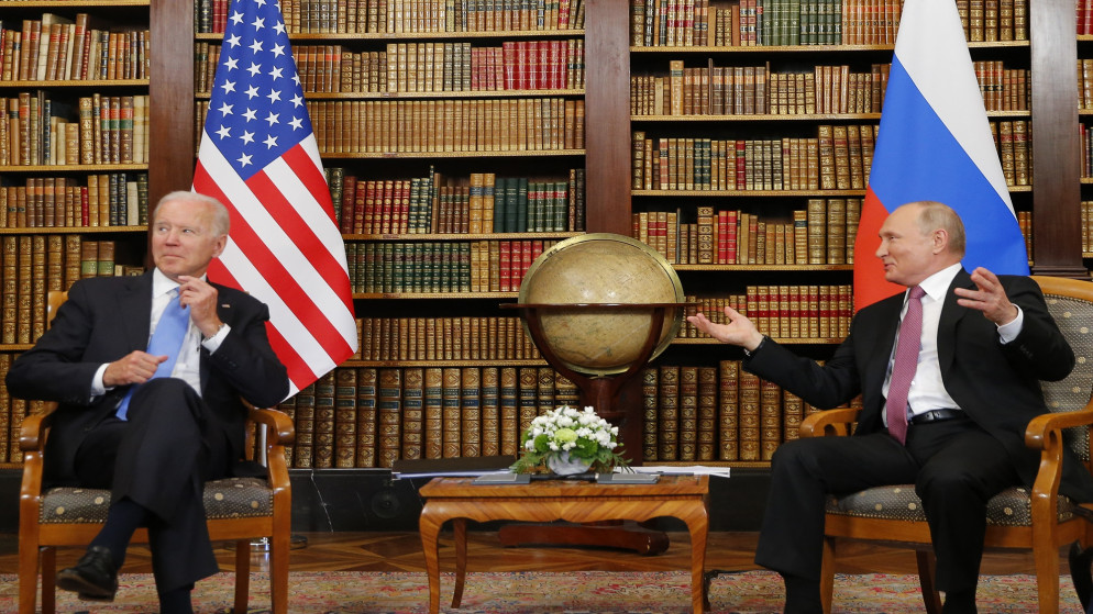 الرئيس الأميركي جو بايدن والرئيس الروسي فلاديمير بوتين يلتقيان في 'فيلا لا جرانج' في جنيف. 16 يونيو 2021. (أ ف ب)