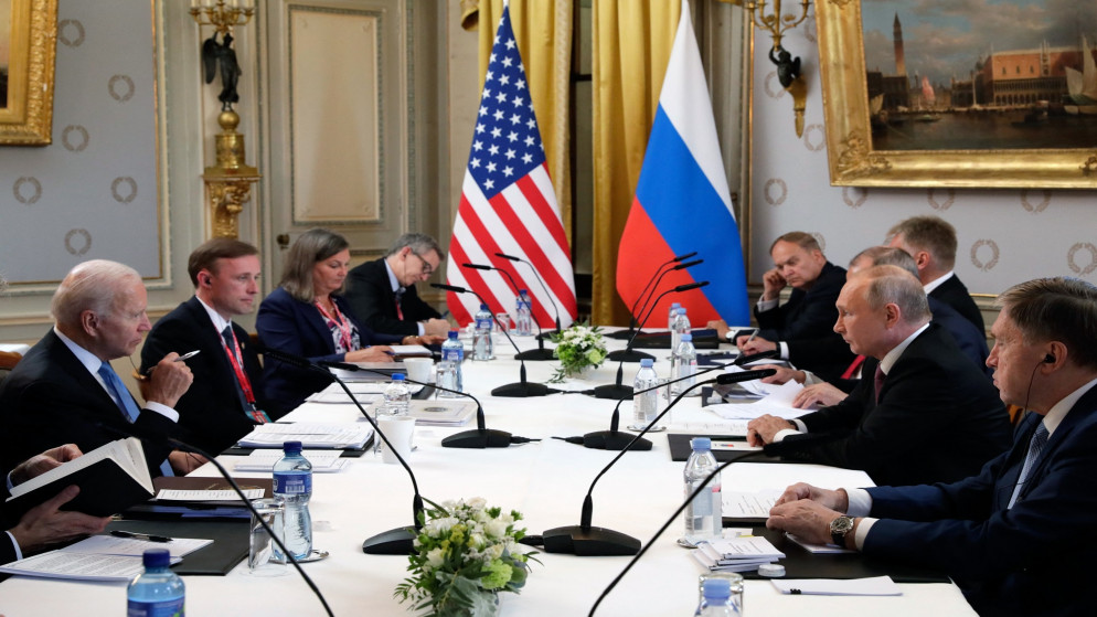 الرئيس الأميركي جو بايدن يلتقي بالرئيس الروسي فلاديمير بوتين في جنيف. 16 حزيران/يونيو 2021. (أ ف ب)