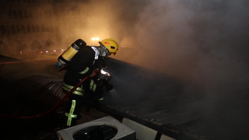 سرعة الاستجابة لدى فرق الإطفاء كان لها دور كبير في السيطرة على الحريق ومنع امتداده إلى باقي المحالّ التجارية (الأمن العام)