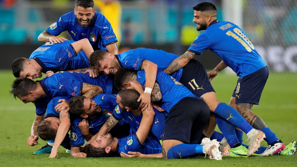 يحتفل مانويل لوكاتيلي الإيطالي بتسجيل هدفه الثاني مع زملائه في المبارة بين إيطاليا وسويسرا (رويترز)