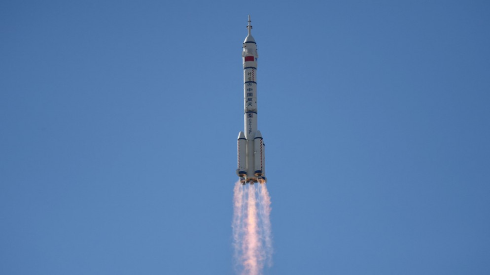 انطلاق صاروخ "لونغ مارتش -2 إف"، يحمل مركبة الفضاء شنتشو -12 وطاقم مكون من 3 رواد فضاء، من مركز جيوتشيوان لإطلاق الأقمار الصناعية في صحراء جوبي، شمال غربي الصين، 17 حزيران/يونيو 2021 (أ ف ب)