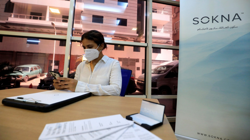 موظفة في شركة ترتدي الكمامة في منطقة الدقي بالقاهرة، مصر، 19 أيار/مايو 2021. (رويترز / عمرو عبدالله دلش)