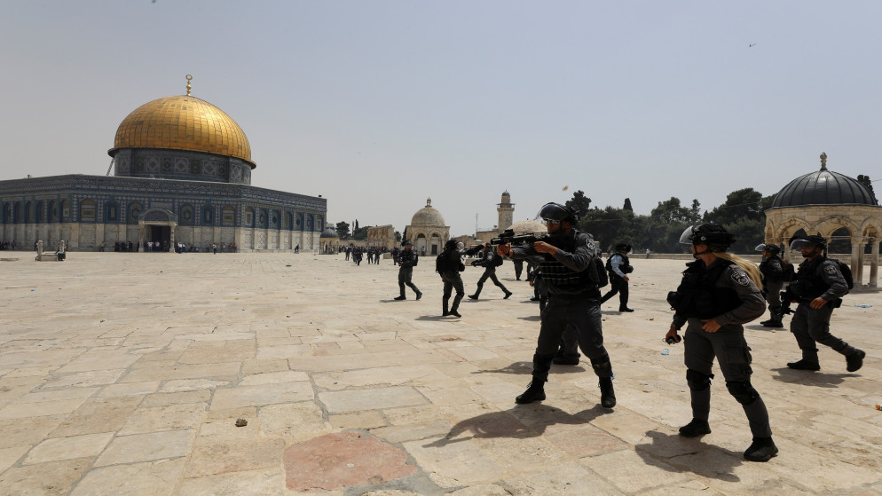 تواجد لشرطة الاحتلال الإسرائيلي داخل المسجد الأقصى في القدس المحتلة. (رويترز)