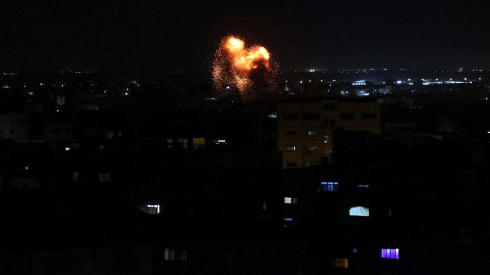 نيران متصاعدة بعد غارة جوية إسرائيلية على رفح جنوبي قطاع غزة في 18 أيار/مايو 2021. (أ ف ب)