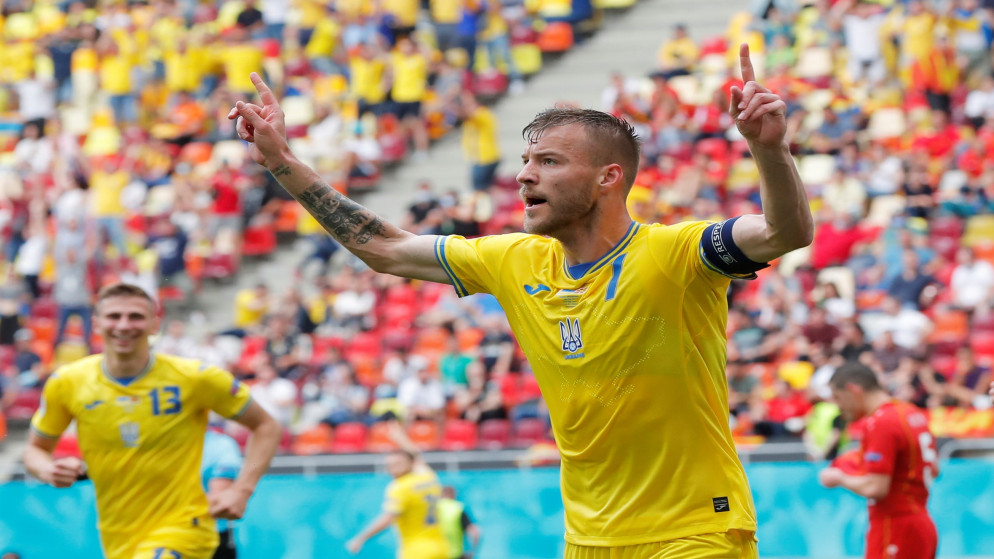 الأوكراني أندري يارمولنكو يحتفل بتسجيله الهدف الأول في مرمى مقدونيا الشمالية. (رويترز)