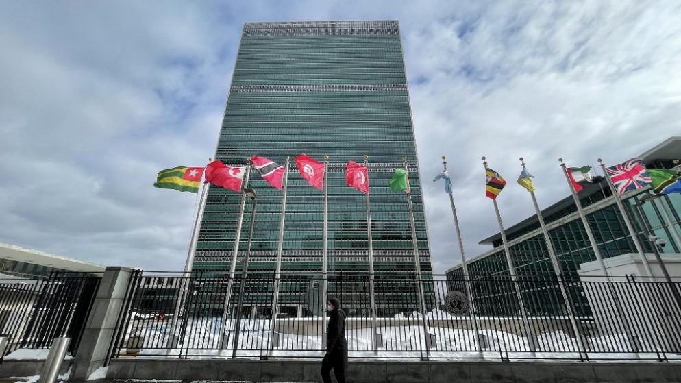 أشخاص يسيرون أمام مبنى الأمم المتحدة في نيويورك .3 فبراير 2021. (دانيال سليم /أ ف ب)