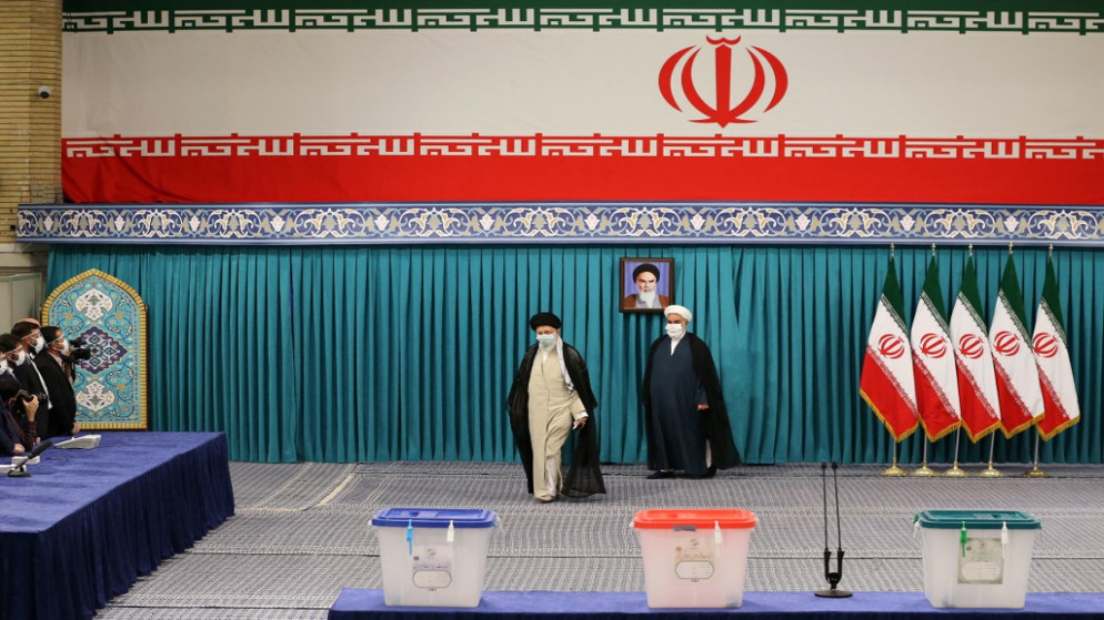 المرشد الأعلى الإيراني علي خامنئي يدلي بصوته، في الانتخابات الرئاسية الإيرانية، 18 يونيو/حزيران 2021. (أ ف ب)