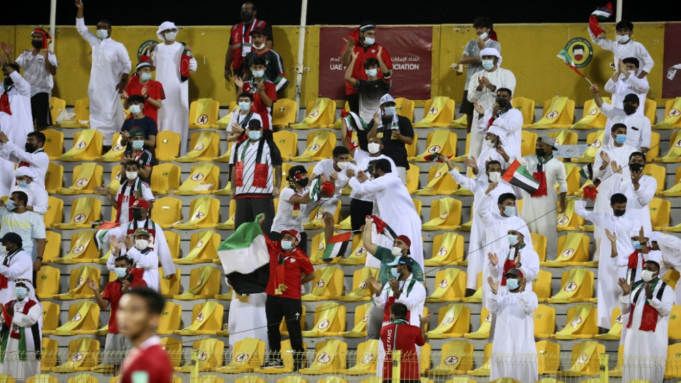 جماهير تساند منتخب الإمارات خلال مباراة في التصفيات الآسيوية المؤهلة إلى الدور الحاسم. (أ ف ب)