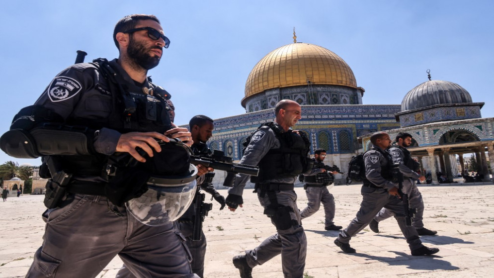 قوات الاحتلال الإسرائيلي داخل المسجد الأقصى خلال وقفة منددة بالإساءة للرسول محمد صلى الله عليه وسلم. (أ ف ب)