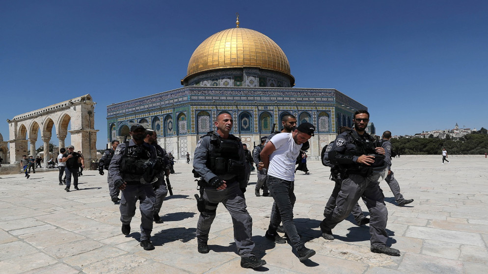 شرطة الاحتلال الإسرائيلي تعتقل شابا أمام قبة الأقصى، 18/6/2021 (رويترز)