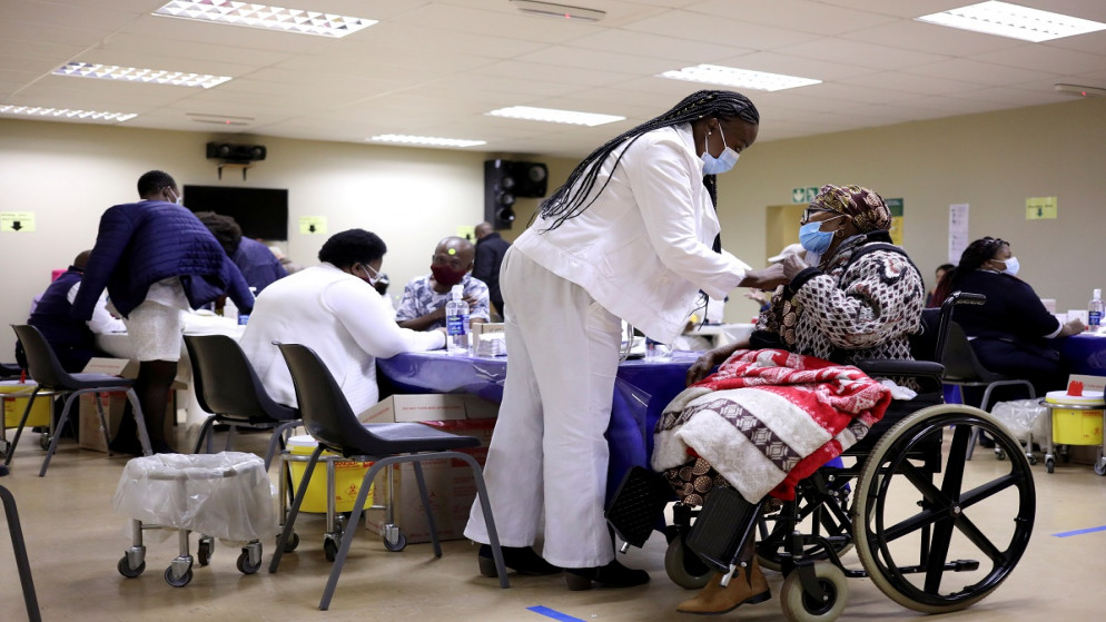 امرأة تتلقى جرعة من لقاح واقي من فيروس كورونا خارج جوهانسبرج، جنوب إفريقيا، 17 أيار/ مايو 2021.(رويترز / سيفيوي سيبيكو)