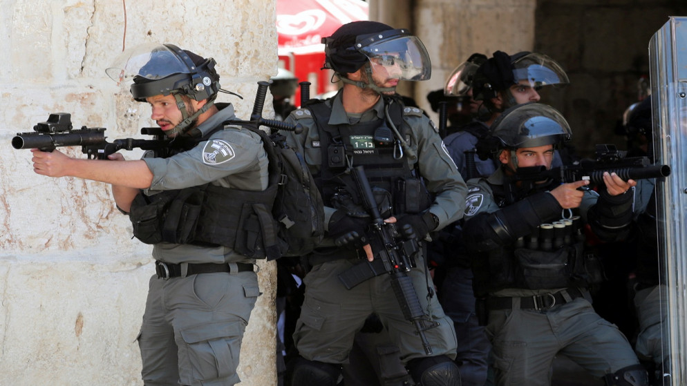 شرطة الاحتلال الإسرائيلي توجه أسلحتها على الفلسطينيين في البلدة القديمة بالقدس، 18 حزيران/يونيو ، 2021. (رويترز / عمار عوض)