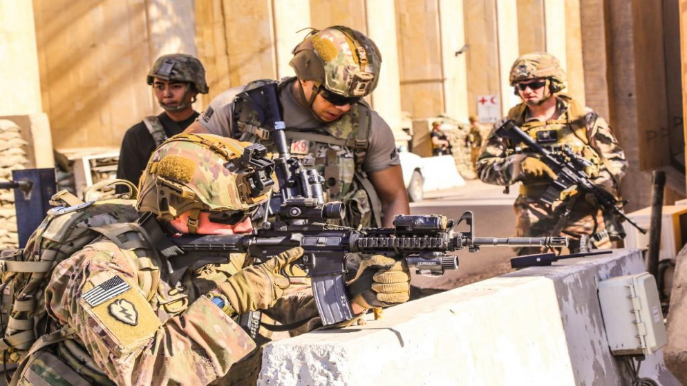 جنود من الجيش الأميركي يتمركزون حول سفارة واشنطن في العاصمة العراقية بغداد، 31 كانون الأول/ديسمبر 2019. (أ ف ب)