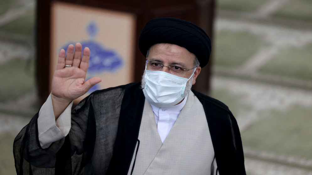 المرشح الرئاسي إبراهيم رئيسي وهو يصوت للانتخابات الرئاسية في مركز اقتراع في العاصمة طهران.  18 يونيو / حزيران 2021. (أ ف ب)