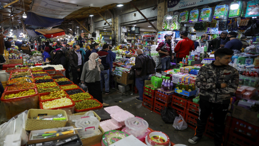 متسوقون في منطقة وسط البلد في عمّان. (رويترز)
