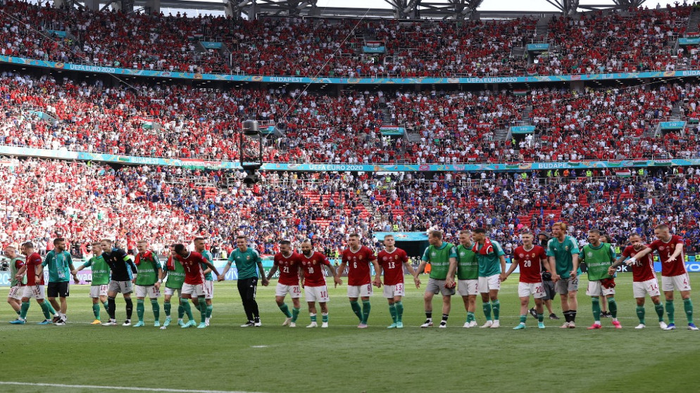 لاعبو هنغاريا يحيون الجماهير بعد التعادل مع فرنسا. (أ ف ب)