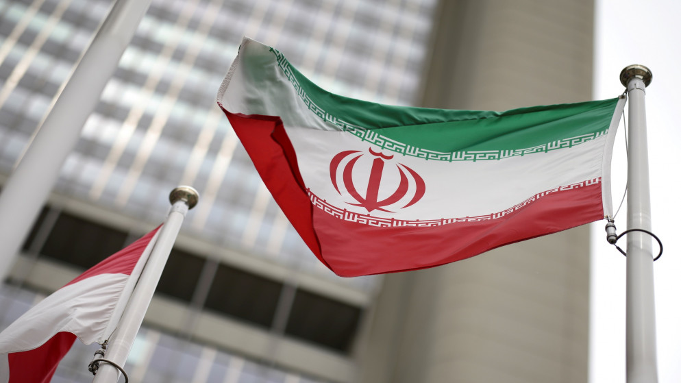 العلم الإيراني يرفرف أمام مبنى مكتب الأمم المتحدة الذي يضم مقر الوكالة الدولية للطاقة الذرية في فيينا في النمسا، 24 مايو/أيار 2021. (رويترز)