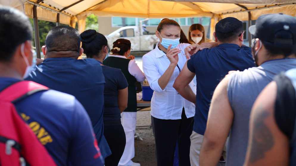 يقف أشخاص في طابور لتلقي القاح ضد فيروس كورونا، تيخوانا، المكسيك، 17 حزيران/يونيو 2021. (رويترز)