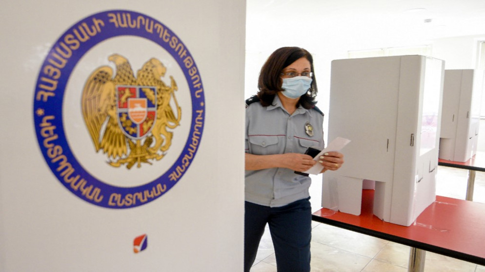 سيدة تستعد للتصويت في مركز اقتراع خلال الانتخابات البرلمانية المبكرة في يريفان بأرمينيا. 20/06/2021. (كارين ميناسيان / أ ف ب)