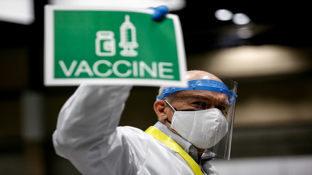 لافتة للإشارة إلى حاجة المحطة إلى المزيد من جرعات اللقاح في مركز تطعيم في سياتل في الولايات المتحدة. (رويترز)