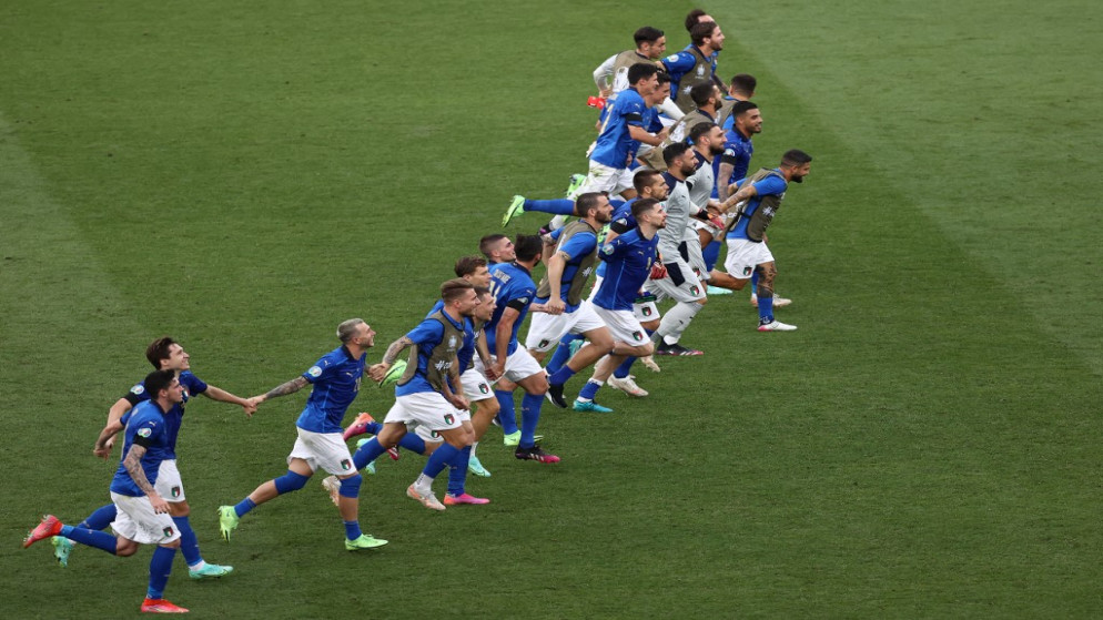لاعبو إيطاليا يحيون الجماهير بعد الفوز على ويلز في الملعب الأولمبي في روما. (أ ف ب)