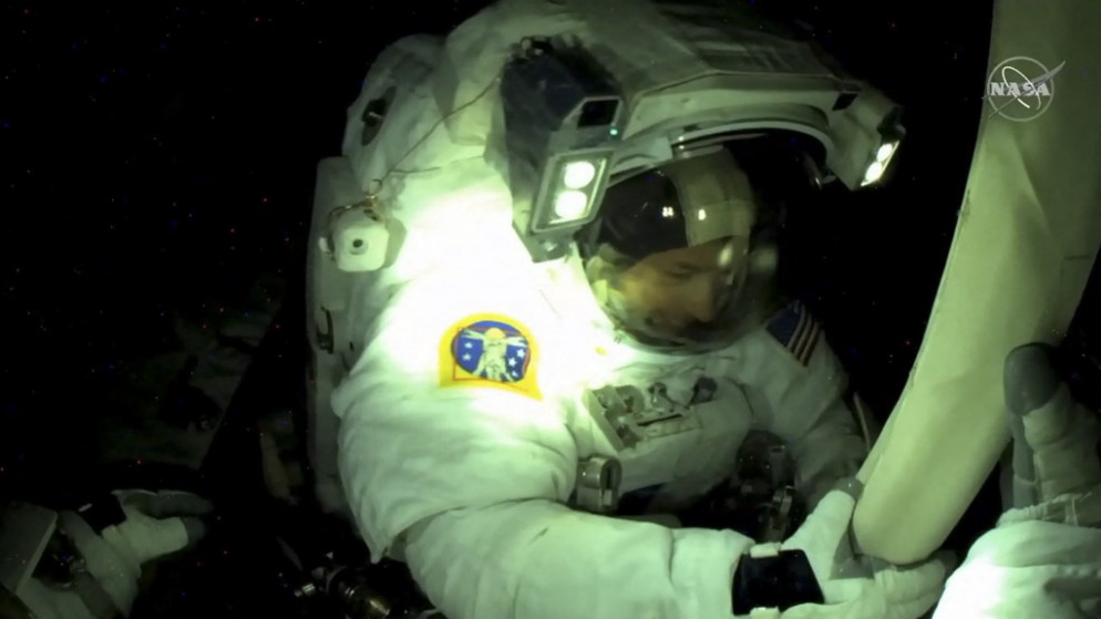 رائد الفضاء الأميركي شين كيمبرو شوهد من كاميرا خوذة رائد فضاء وكالة الفضاء الأوروبية توماس بيسكيت أثناء فتح ومحاذاة اللوح الشمسي 16 حزيران/يونيو 2021 (أ ف ب)
