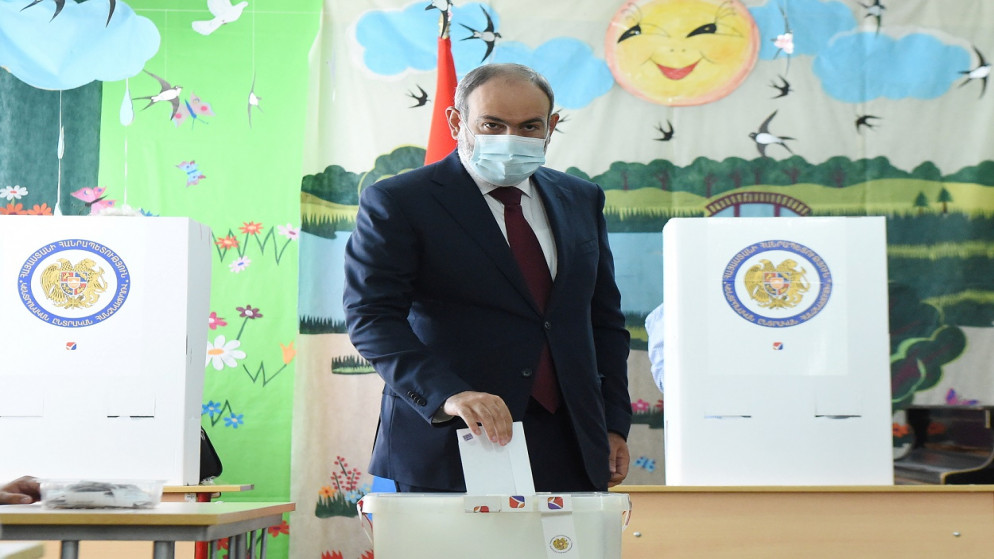 رئيس وزراء أرمينيا المنتخب وزعيم حزب العقد المدني نيكول باشينيان، يدلي بصوته في مركز اقتراع خلال الانتخابات المبكرة في يريفان، أرمينيا، 20 حزبران/يونيو 2021. (رويترز)