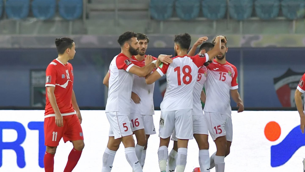 لاعبو المنتخب الوطني يهنئون بهاء فيصل بعد تسجيله هدفا للمنتخب الوطني في شباك نيبال. (الاتحاد الآسيوي لكرة القدم)