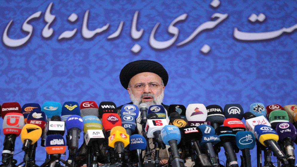 الرئيس الإيراني المنتخب إبراهيم رئيسي خلال مؤتمره الصحفي الأول في طهران. 21 يونيو 2021. (أ ف ب)