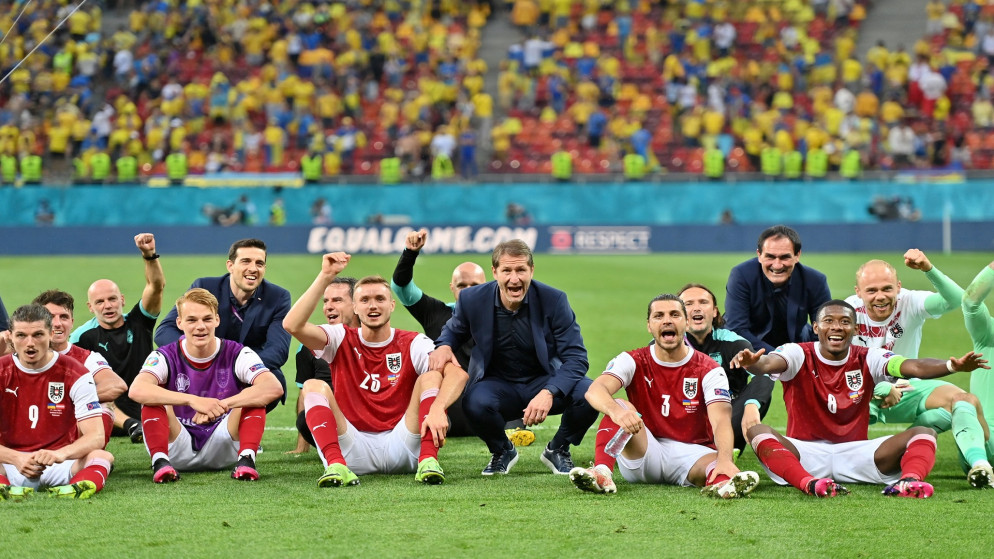 لاعبو النمسا يحتفلون بالفوز على أوكرانيا والتأهل لدور ثمن النهائي. (رويترز)