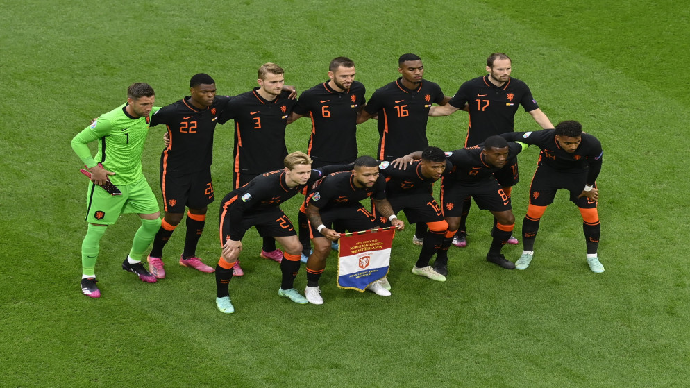 الصورة التذكارية للمنتخب الهولندي قبل بدء المباراة أمام مقدونيا الشمالية. (رويترز)