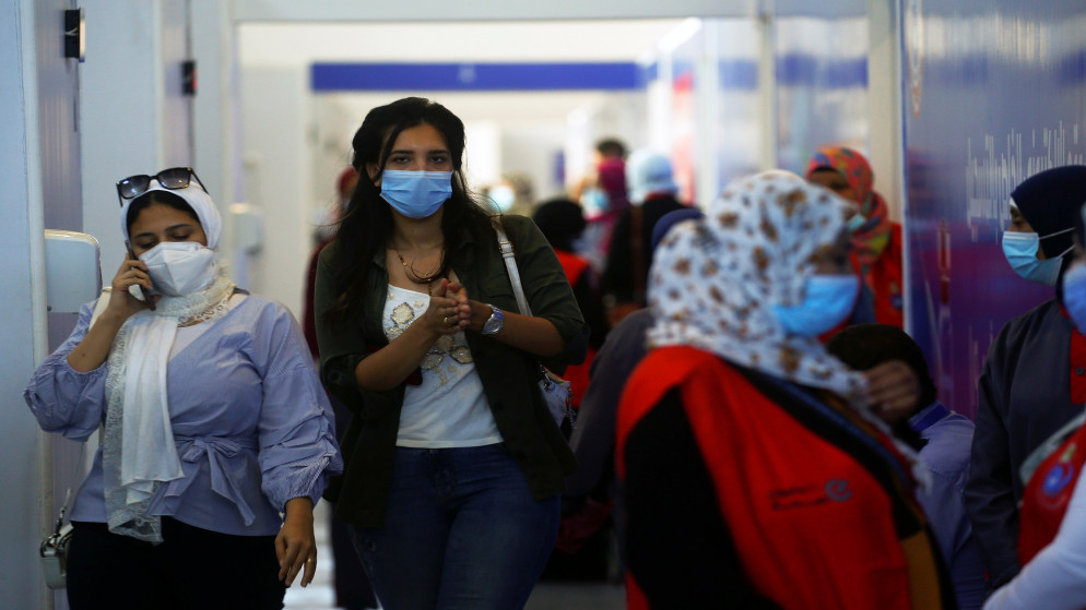 أشخاص يرتدون الكمامات بعد تلقيهم اللقاح داخل مركز القاهرة الدولي للمعارض في القاهرة، مصر، 2 حزيران/ يونيو ، 2021. (رويترز / عمرو عبد الله دلش)