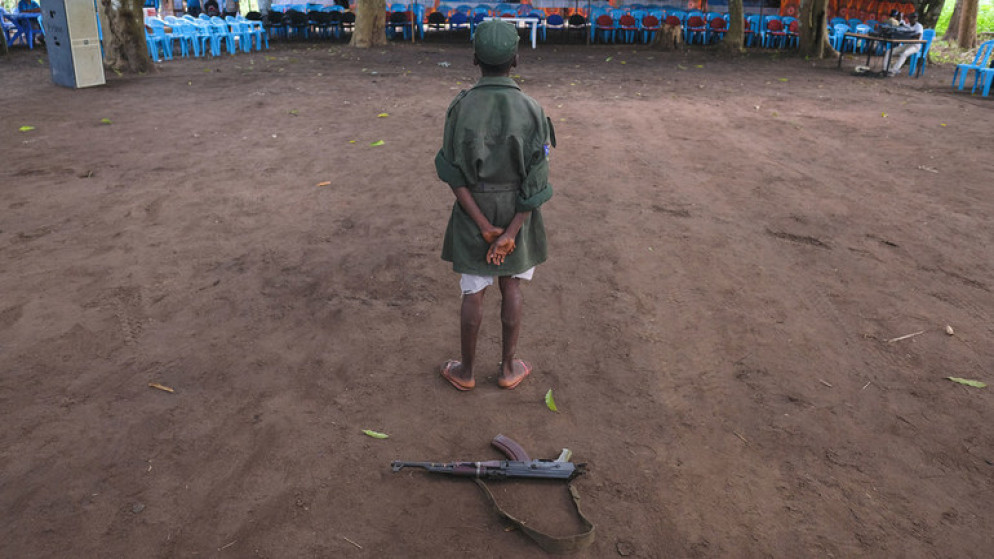 طفل تم إطلاق سراحه من صفوف الجماعات المسلحة، مع بدء عملية إعادة الإدماج في يامبيو، جنوب السودان. (الأمم المتحدة)