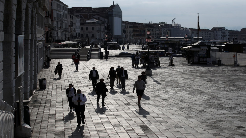 يسير الناس في الوقت الذي أصبحت فيه منطقة فينيتو "منطقة بيضاء"، بعد تخفيف قيود كورونا مع استخدام الكمامات والتباعد الجسدي فقط، البندقية، إيطاليا، 7 يونيو 2021. (رويترز)