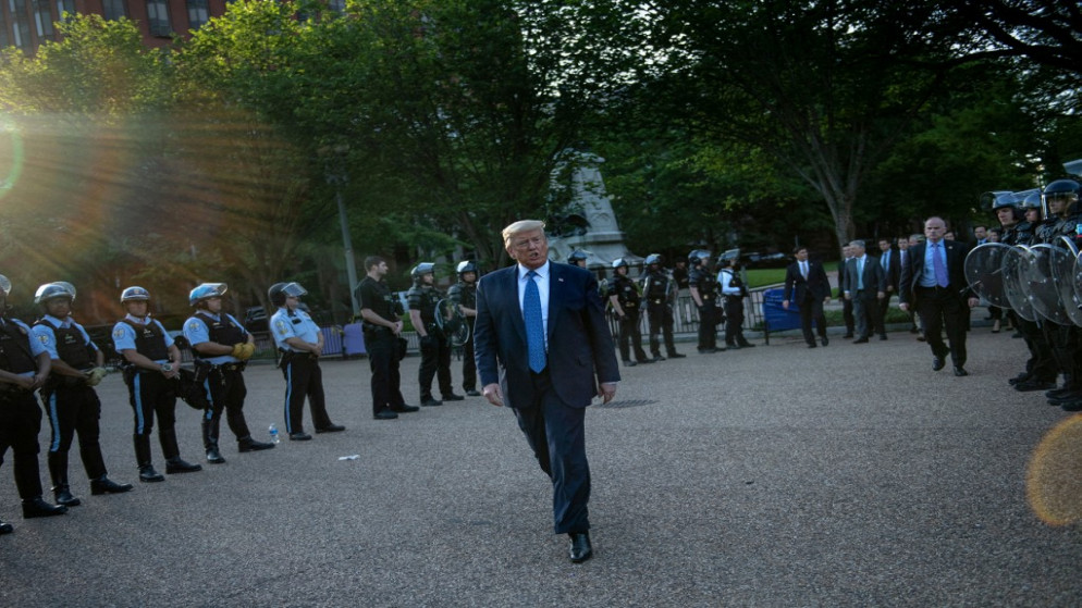 الرئيس الأميركي السابق دونالد ترامب أمام البيت الأبيض سيرًا على الأقدام في واشنطن العاصمة. 01/06/2020. (بريندان سميالوفسكي / أ ف ب)