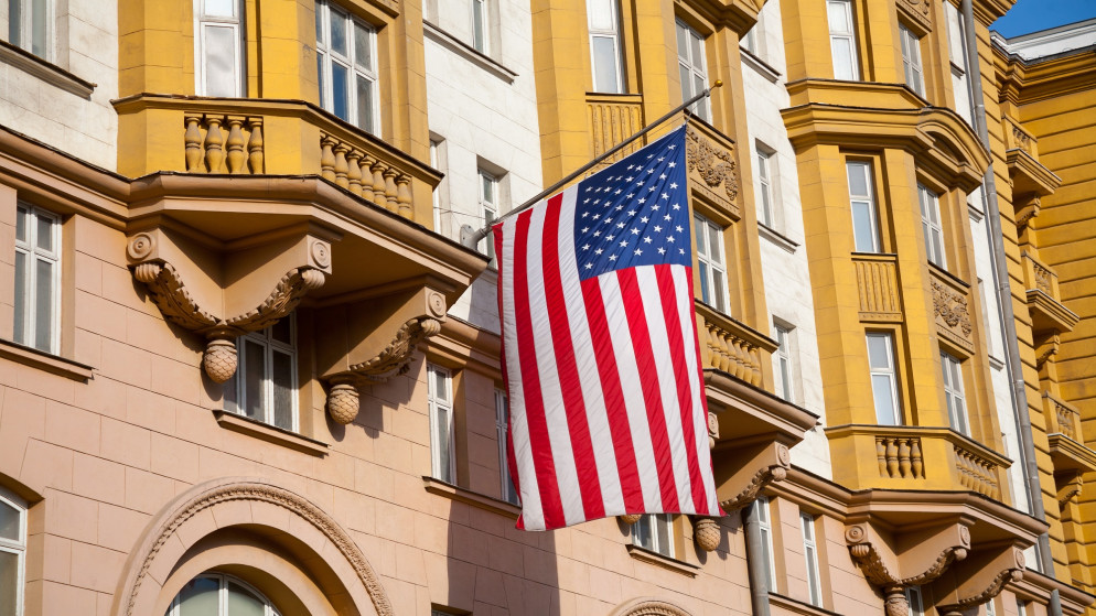 علم الولايات المتحدة واجهة مبنى السفارة الأميركية في شارع نوفينسكي في موسكو بروسيا. 9 أيلول/سبتمبر 2019. (shutterstock)