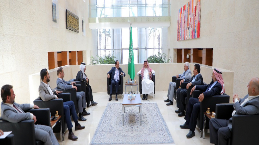 رئيس وأعضاء لجنة الأخوة البرلمانية الأردنية مع دول الخليج العربي واليمن خلال زيارة إلى السفارة السعودية في عمان. (المملكة)