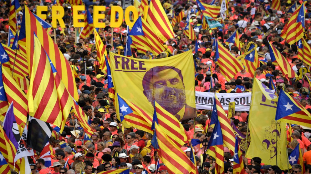 متظاهرون يحملون لافتة تطالب بإطلاق سراح الزعيم الكتالوني أوريول جونكويراس. 11 سبتمبر/أيلول 2018 . (أ ف ب)