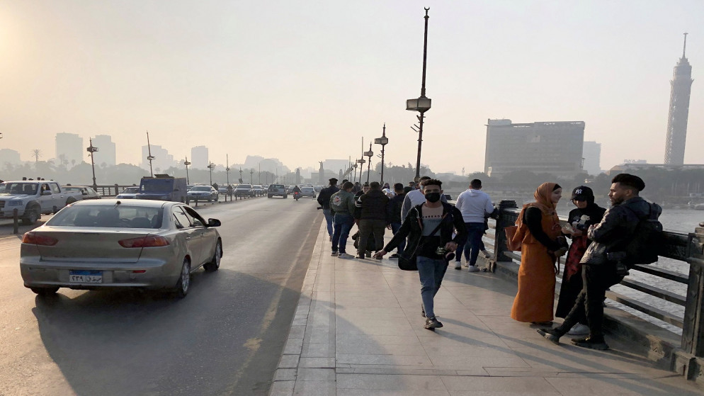 أشخاص يسيرون وسط تفشي مرض فيروس كورونا (COVID-19)في القاهرة. مصر. 5 يناير 2021. (رويترز / أحمد فهمي)
