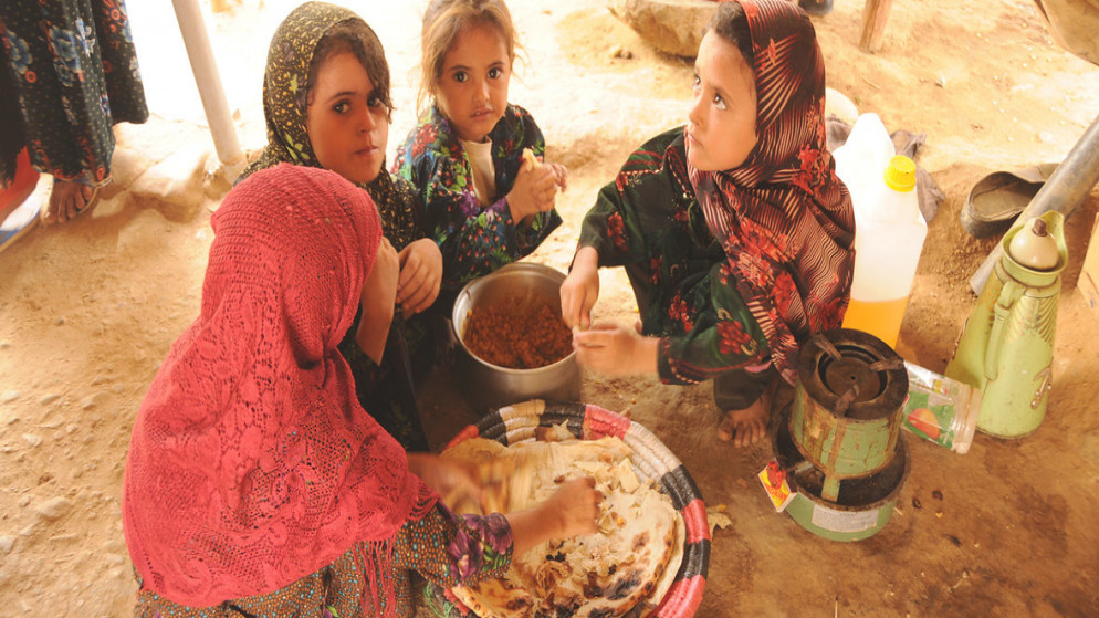 فتيات نازحات في مخيم المزرق في اليمن يتقاسمن وجبة بسيطة من الطعام مكونة من الخبز والحبوب الذي صنعته أمهاتهن. (15 تشرين أول/ أكتوبر 2019). (الأمم المتحدة)